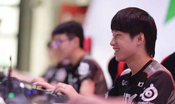 然不是明星 然不是明星